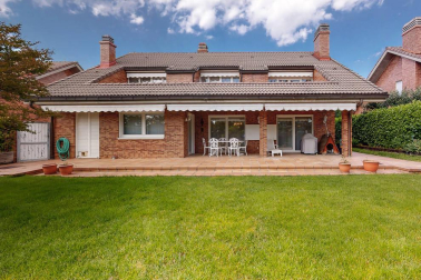 Se vende unifamiliar con 572 m2 de precioso jardín