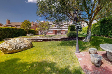 Se vende unifamiliar con 572 m2 de precioso jardín