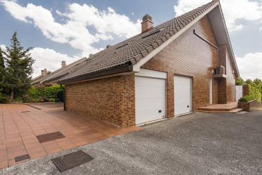 Se vende unifamiliar con 572 m2 de precioso jardín