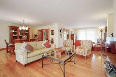 Se vende unifamiliar con 572 m2 de precioso jardín