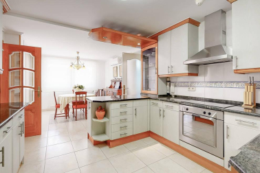 Se vende unifamiliar con 572 m2 de precioso jardín