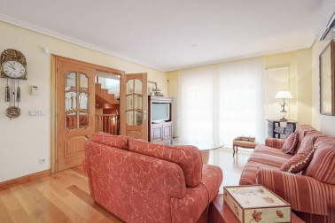 Se vende unifamiliar con 572 m2 de precioso jardín