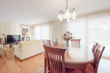 Se vende unifamiliar con 572 m2 de precioso jardín