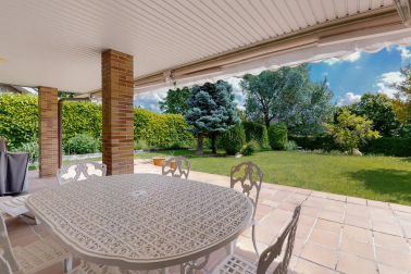 Se vende unifamiliar con 572 m2 de precioso jardín