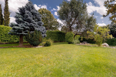 Se vende unifamiliar con 572 m2 de precioso jardín