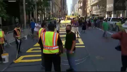 Vídeo: Pintan un mural contra el racismo ante la Torre Trump