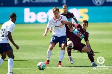 Iñigo Pérez protege el balón en el partido contra el Celta.