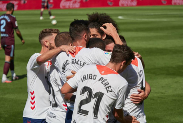 Los jugadores de Osasuna celebran el gol de Enric Gallego.