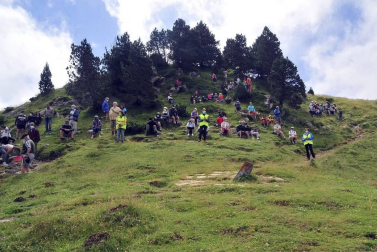 Roncal y Baretous reeditaron este lunes, 13 de julio, el Tributo de las Tres Vacas con dos lanzas clavadas en la vertiente opuesta de la Piedra de San Martín. Con mascarillas y distancia de seguridad, pero cumpliendo otro año más.