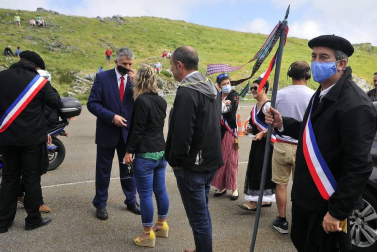 Roncal y Baretous reeditaron este lunes, 13 de julio, el Tributo de las Tres Vacas con dos lanzas clavadas en la vertiente opuesta de la Piedra de San Martín. Con mascarillas y distancia de seguridad, pero cumpliendo otro año más.