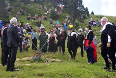 Roncal y Baretous reeditaron este lunes, 13 de julio, el Tributo de las Tres Vacas con dos lanzas clavadas en la vertiente opuesta de la Piedra de San Martín. Con mascarillas y distancia de seguridad, pero cumpliendo otro año más.