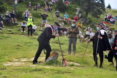Roncal y Baretous reeditaron este lunes, 13 de julio, el Tributo de las Tres Vacas con dos lanzas clavadas en la vertiente opuesta de la Piedra de San Martín. Con mascarillas y distancia de seguridad, pero cumpliendo otro año más.