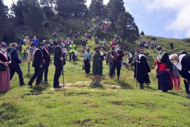 Roncal y Baretous reeditaron este lunes, 13 de julio, el Tributo de las Tres Vacas con dos lanzas clavadas en la vertiente opuesta de la Piedra de San Martín. Con mascarillas y distancia de seguridad, pero cumpliendo otro año más.