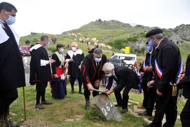 Roncal y Baretous reeditaron este lunes, 13 de julio, el Tributo de las Tres Vacas con dos lanzas clavadas en la vertiente opuesta de la Piedra de San Martín. Con mascarillas y distancia de seguridad, pero cumpliendo otro año más.