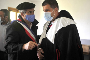 Roncal y Baretous reeditaron este lunes, 13 de julio, el Tributo de las Tres Vacas con dos lanzas clavadas en la vertiente opuesta de la Piedra de San Martín. Con mascarillas y distancia de seguridad, pero cumpliendo otro año más.