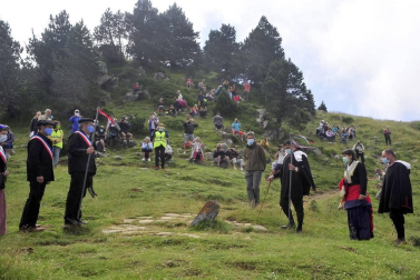 Roncal y Baretous reeditaron este lunes, 13 de julio, el Tributo de las Tres Vacas con dos lanzas clavadas en la vertiente opuesta de la Piedra de San Martín. Con mascarillas y distancia de seguridad, pero cumpliendo otro año más.
