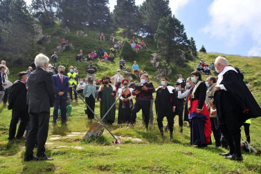 Roncal y Baretous reeditaron este lunes, 13 de julio, el Tributo de las Tres Vacas con dos lanzas clavadas en la vertiente opuesta de la Piedra de San Martín. Con mascarillas y distancia de seguridad, pero cumpliendo otro año más.