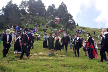 Roncal y Baretous reeditaron este lunes, 13 de julio, el Tributo de las Tres Vacas con dos lanzas clavadas en la vertiente opuesta de la Piedra de San Martín. Con mascarillas y distancia de seguridad, pero cumpliendo otro año más.