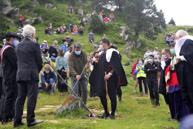 Roncal y Baretous reeditaron este lunes, 13 de julio, el Tributo de las Tres Vacas con dos lanzas clavadas en la vertiente opuesta de la Piedra de San Martín. Con mascarillas y distancia de seguridad, pero cumpliendo otro año más.