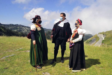 Roncal y Baretous reeditaron este lunes, 13 de julio, el Tributo de las Tres Vacas con dos lanzas clavadas en la vertiente opuesta de la Piedra de San Martín. Con mascarillas y distancia de seguridad, pero cumpliendo otro año más.