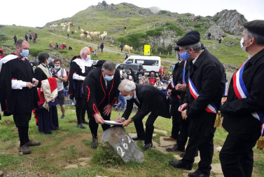 Roncal y Baretous reeditaron este lunes, 13 de julio, el Tributo de las Tres Vacas con dos lanzas clavadas en la vertiente opuesta de la Piedra de San Martín. Con mascarillas y distancia de seguridad, pero cumpliendo otro año más.