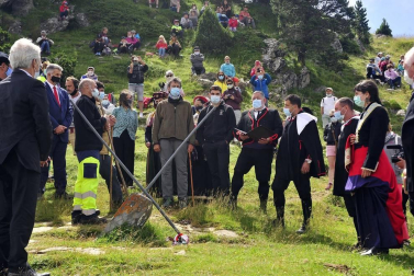 Roncal y Baretous reeditaron este lunes, 13 de julio, el Tributo de las Tres Vacas con dos lanzas clavadas en la vertiente opuesta de la Piedra de San Martín. Con mascarillas y distancia de seguridad, pero cumpliendo otro año más.