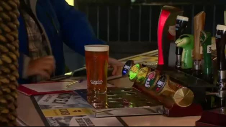 Vídeo: Un pub en Inglaterra coloca una valla electrificada alrededor de la barra