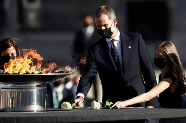 El rey Felipe VI, junto a su hija Leonor, Princesa de Asturias, realiza la ofrenda floral en el pebetero durante el homenaje de Estado a las víctimas de la pandemia del coronavirus.
