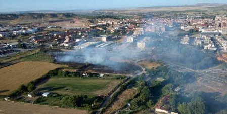 Un incendio afecta a una zona de campo próxima a varias viviendas en Tudela