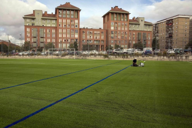 Fotografías de los campos municipales de fútbol de Rochapea y San Jorge tras las obras de mejora y de las visitas realizadas a los mismos.