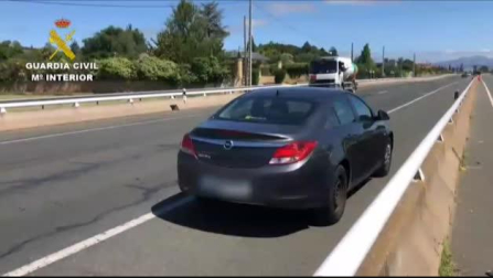 Un hombre abandona en carretera a la hija de su pareja para ir a por gasolina