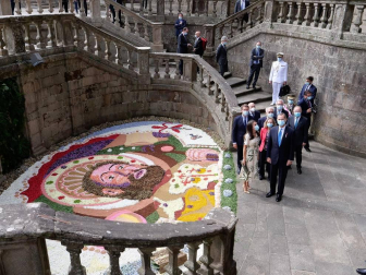 El rey Felipe VI ha presidido, junto con la reina Letizia, la tradicional Ofrenda que cada 25 de julio se realiza al Apóstol Santiago, que ha tenido lugar en la Iglesia de San Martiño Pinario por las obras en la Catedral.