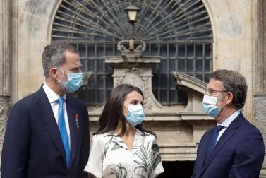 El rey Felipe VI ha presidido, junto con la reina Letizia, la tradicional Ofrenda que cada 25 de julio se realiza al Apóstol Santiago, que ha tenido lugar en la Iglesia de San Martiño Pinario por las obras en la Catedral.