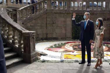 El rey Felipe VI ha presidido, junto con la reina Letizia, la tradicional Ofrenda que cada 25 de julio se realiza al Apóstol Santiago, que ha tenido lugar en la Iglesia de San Martiño Pinario por las obras en la Catedral.