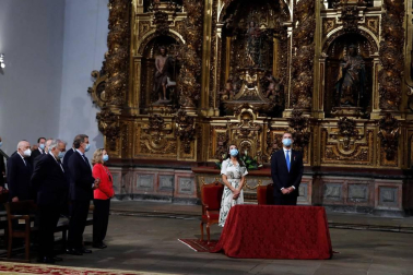 El rey Felipe VI ha presidido, junto con la reina Letizia, la tradicional Ofrenda que cada 25 de julio se realiza al Apóstol Santiago, que ha tenido lugar en la Iglesia de San Martiño Pinario por las obras en la Catedral.