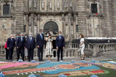 El rey Felipe VI ha presidido, junto con la reina Letizia, la tradicional Ofrenda que cada 25 de julio se realiza al Apóstol Santiago, que ha tenido lugar en la Iglesia de San Martiño Pinario por las obras en la Catedral.