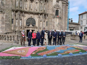 El rey Felipe VI ha presidido, junto con la reina Letizia, la tradicional Ofrenda que cada 25 de julio se realiza al Apóstol Santiago, que ha tenido lugar en la Iglesia de San Martiño Pinario por las obras en la Catedral.