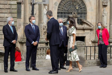 El rey Felipe VI ha presidido, junto con la reina Letizia, la tradicional Ofrenda que cada 25 de julio se realiza al Apóstol Santiago, que ha tenido lugar en la Iglesia de San Martiño Pinario por las obras en la Catedral.