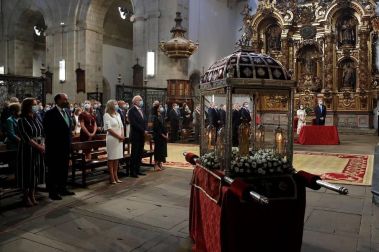 El rey Felipe VI ha presidido, junto con la reina Letizia, la tradicional Ofrenda que cada 25 de julio se realiza al Apóstol Santiago, que ha tenido lugar en la Iglesia de San Martiño Pinario por las obras en la Catedral.