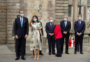El rey Felipe VI ha presidido, junto con la reina Letizia, la tradicional Ofrenda que cada 25 de julio se realiza al Apóstol Santiago, que ha tenido lugar en la Iglesia de San Martiño Pinario por las obras en la Catedral.