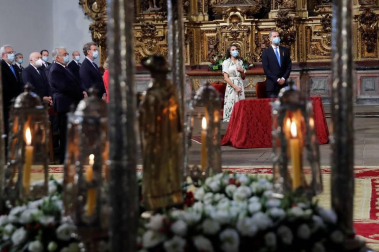 El rey Felipe VI ha presidido, junto con la reina Letizia, la tradicional Ofrenda que cada 25 de julio se realiza al Apóstol Santiago, que ha tenido lugar en la Iglesia de San Martiño Pinario por las obras en la Catedral.