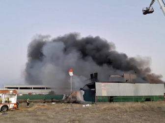 El incendio de una nave industrial que almacenaba materiales inflamables, entre ellos disolvente, en la localidad de San Pedro del Arroyo (Ávila) y que ha obligado a evacuar a los vecinos del pueblo ya está controlado.