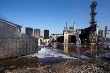 El incendio de una nave industrial que almacenaba materiales inflamables, entre ellos disolvente, en la localidad de San Pedro del Arroyo (Ávila) y que ha obligado a evacuar a los vecinos del pueblo ya está controlado.