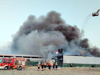 El incendio de una nave industrial que almacenaba materiales inflamables, entre ellos disolvente, en la localidad de San Pedro del Arroyo (Ávila) y que ha obligado a evacuar a los vecinos del pueblo ya está controlado.