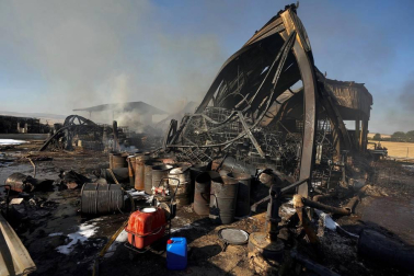 El incendio de una nave industrial que almacenaba materiales inflamables, entre ellos disolvente, en la localidad de San Pedro del Arroyo (Ávila) y que ha obligado a evacuar a los vecinos del pueblo ya está controlado.