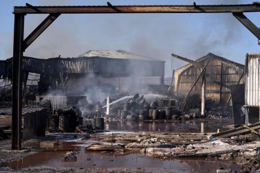 El incendio de una nave industrial que almacenaba materiales inflamables, entre ellos disolvente, en la localidad de San Pedro del Arroyo (Ávila) y que ha obligado a evacuar a los vecinos del pueblo ya está controlado.