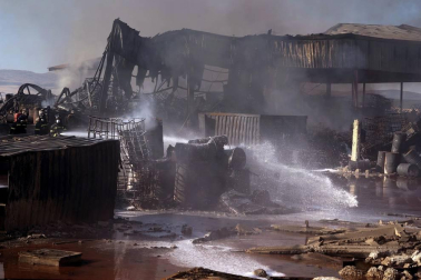 El incendio de una nave industrial que almacenaba materiales inflamables, entre ellos disolvente, en la localidad de San Pedro del Arroyo (Ávila) y que ha obligado a evacuar a los vecinos del pueblo ya está controlado.