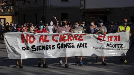 Más de un millar de personas, entre vecinos, trabajadores y familiares participaron en la protesta y pidieron “alternativas” y un futuro para la zona.