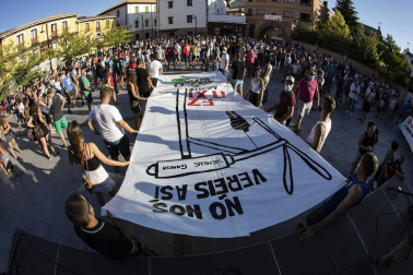 Más de un millar de personas, entre vecinos, trabajadores y familiares participaron en la protesta y pidieron “alternativas” y un futuro para la zona.