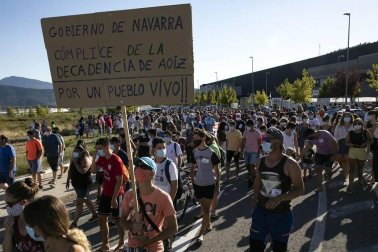 Más de un millar de personas, entre vecinos, trabajadores y familiares participaron en la protesta y pidieron “alternativas” y un futuro para la zona.